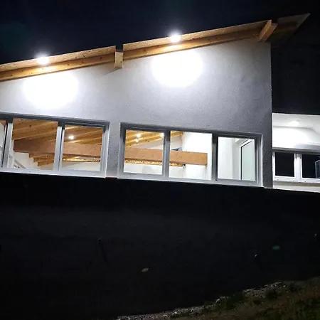 Holiday home Vikendica Avram-plane Plane